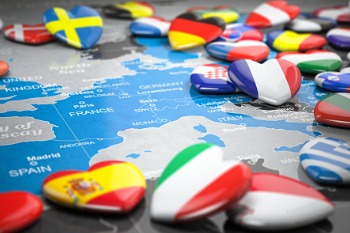 Auschnitt aus Europakarte, darauf verteilt sind kleine Herzen, bedruckt mit Flaggen europäischer Länder