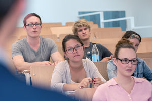 Eine praxisnahe Ausbildung soll die Studierenden auf die Herausforderungen des Berufsalltags vorbereiten.