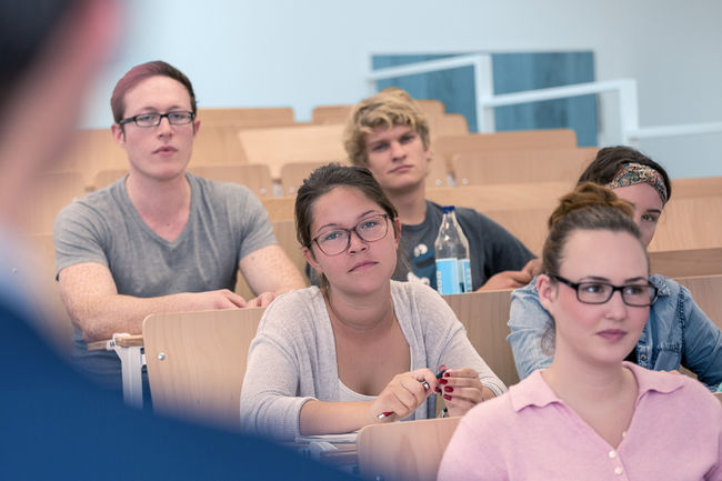 Eine praxisnahe Ausbildung soll die Studierenden auf die Herausforderungen des Berufsalltags vorbereiten.