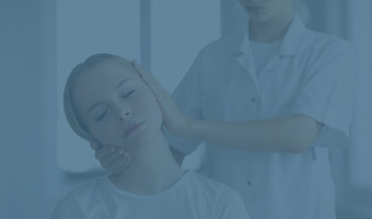 Eine Therapeutin bei der Arbeit mit einer Patientin