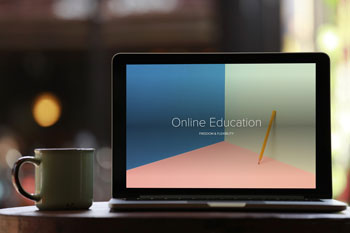 Auf einem Laptop ist der Online-Campus einer Fernhochschule geöffnet
