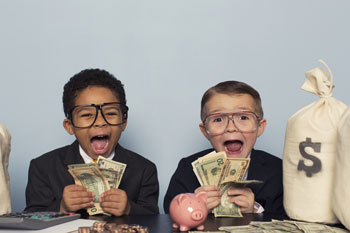 Kinder mit Geld und Geldsack