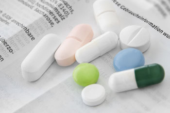 Verschiedene Tabletten auf Packungsbeilage