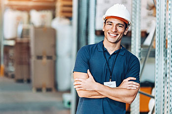 Logistik-Master-Student in einer Lagerhalle