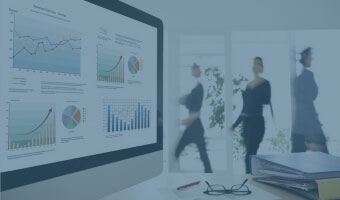 Ein Bilschirm mit Grafiken und Diagrammen in einem Büroraum.