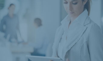 Eine Managerin arbeitet an ihrem Tabletcomputer.