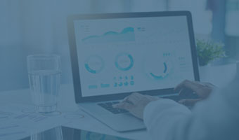 Ein Manager arbeitet an seinem Laptop an Diagrammen.