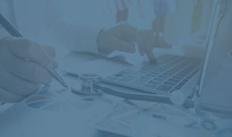 Ein Arzt arbeitet an seinem Laptop. Daneben Diagramme, ein Geldschein und ein Stetoskop.