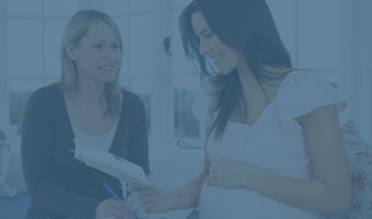 Hebamme und Patientin beim Gespräch