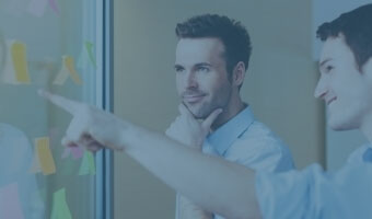 Zwei Manager arbeiten an Ideen.