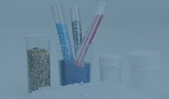 Verschiedene Kunststoffkügelchen in Reagenzgläsern.