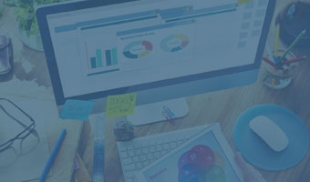 Ein Bildschirm mit Diagrammen auf einem Schreibtisch.