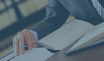 Ein Mann im Anzug arbeitet mit Büchern.