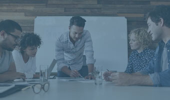 Fünf Medienpsychologen arbeiten in einem Konferenzraum.