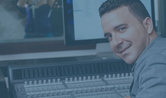 Ein Produzent arbeitet im Aufnahmestudio.