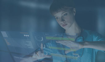 Eine Ärztin bedient ein Interface in Augmented Reality.