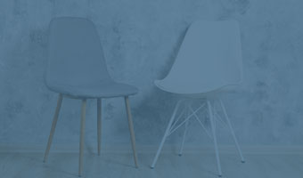 Zwei leere Stühle für Psychotherapie-Patienten