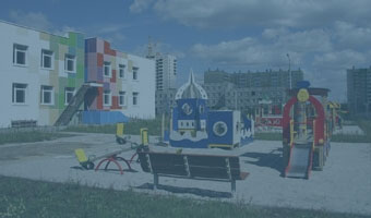 Ein neugebauter Spielplatz in einem Wohngebiet.