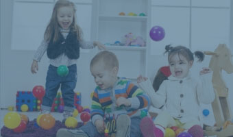 Drei spielende Kinder in einer Kita.