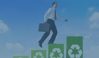 Ein Manager mit Aktentasche erklimmt Stufen, auf denen das Recycling-Zeichen zu sehen ist.