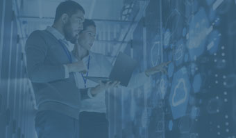 Zwei Wirtschaftsinformatiker arbeiten mit einem Augmented Reality Interface.