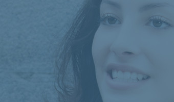 Gesicht von sprechender Frau im Fokus