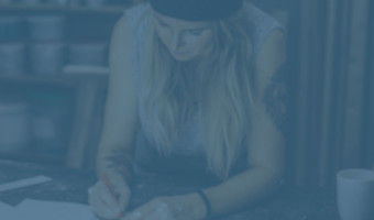 Produktdesign Studentin arbeitet eine Entwurfsskizze für ein Projekt an der Werkbank aus