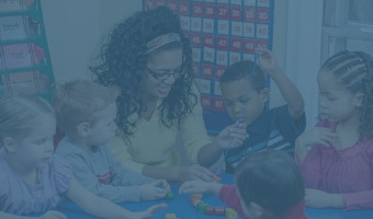 Eine Studierende des Fernstudiums Frühpädagogik bei der praktischen Ausbildung