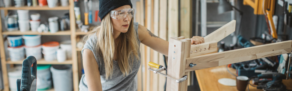 Produktdesign Studentin arbeitet in der Werkstatt an einem Holzgerüst